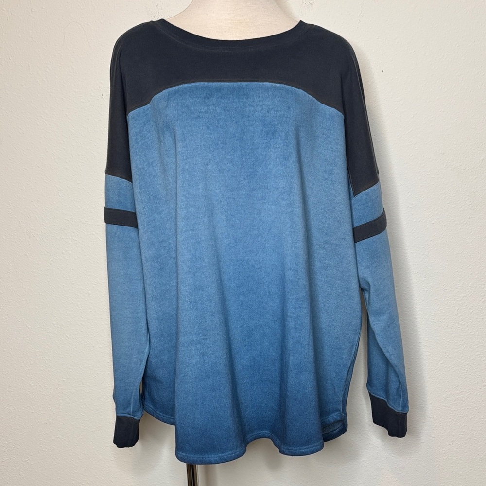 Torrid size 3 Blue and navy crew neck Sweatshirt